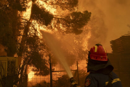 video stare de urgenta pe insula greceasca chios din cauza incendiilor de vegetatie localitati evacuate peste 350 de pompieri mobilizati 6859dd829310e