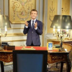 video statuia de ceara a lui emmanuel macron a fost furata de la muzeul grevin si depusa in fata ambasadei rusiei din paris 683dbf7babeab