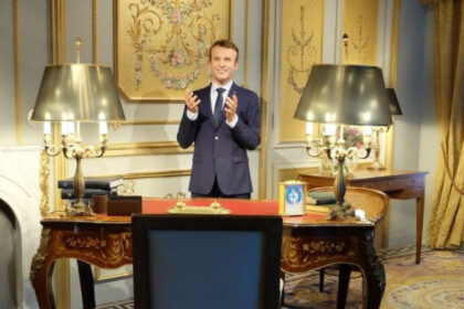 video statuia de ceara a lui emmanuel macron a fost furata de la muzeul grevin si depusa in fata ambasadei rusiei din paris 683dbf7babeab