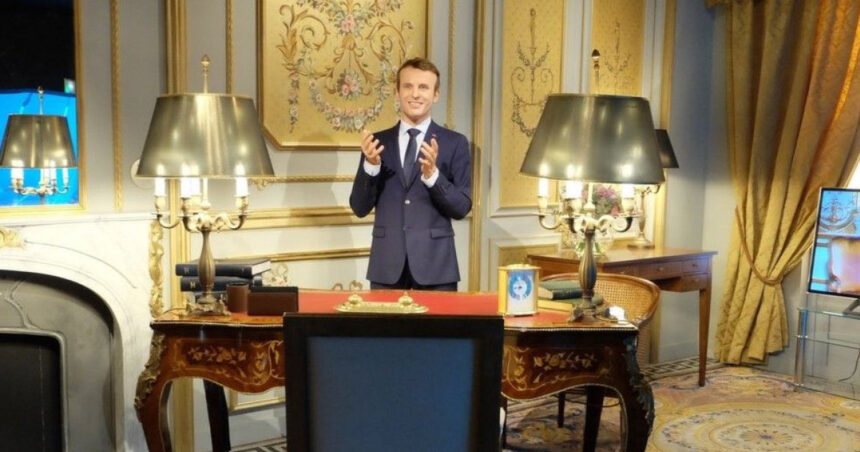 video statuia de ceara a lui emmanuel macron a fost furata de la muzeul grevin si depusa in fata ambasadei rusiei din paris 683dbf7babeab