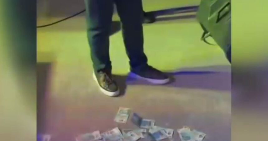 video un primar psd arunca cu bani la o petrecere cu manele de zilele comunei 30 de milioane de la mine pentru voi tata a a fara numar 68518ea74af10
