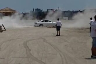 video un sofer a fost amendat cu 11 405 lei dupa ce a facut drifturi pe plaja 684d3cb83dc8f