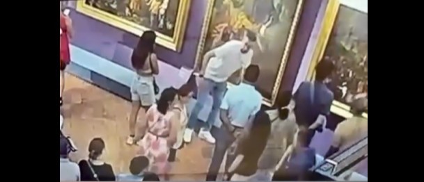 video un turist a deteriorat o pictura din secolul al xviii lea in timp ce poza la galeriile uffizi din florenta 685b934c0f704
