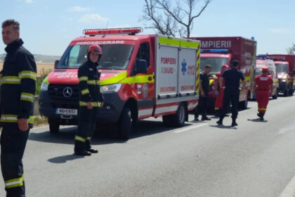 videofoto accident intre doua microbuze si un autoturism in bihor cinci persoane transportate la spital 6862999182850