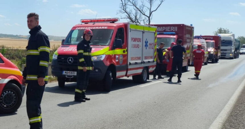 videofoto accident intre doua microbuze si un autoturism in bihor cinci persoane transportate la spital 6862999182850