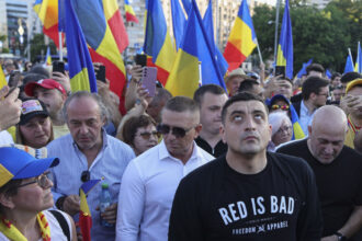 videofoto cateva sute de persoane si george simion au protestat in piata victoriei impotriva austeritatii manifestatii aur si in alte orase 6858587f21dce