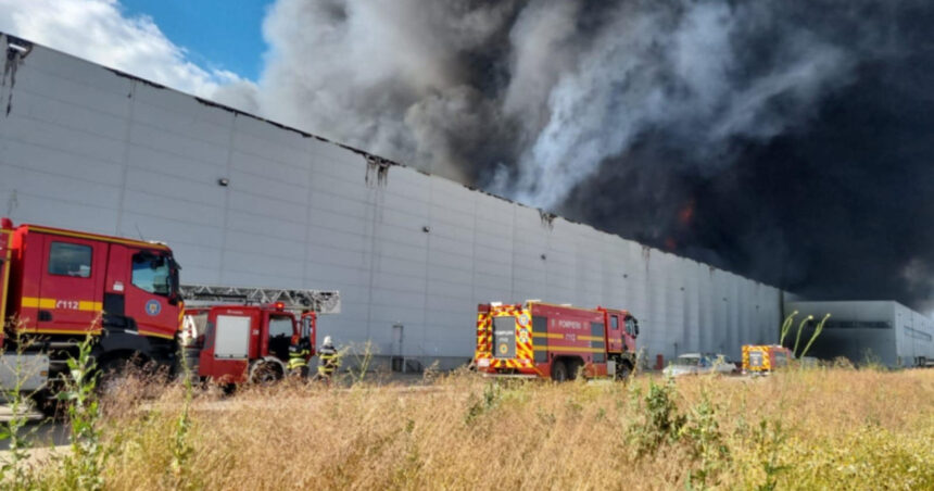 videofoto incendiu la o hala din incinta unui parc logistic situat la km 23 al autostrazii a1 pompierii intervin cu 14 autospeciale 686161564f1f2