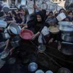 93 de palestinieni care asteptau sa primeasca ajutoare umanitare au fost ucisi de fortele israeliene acuza apararea civila din gaza 687df090e1171