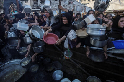 93 de palestinieni care asteptau sa primeasca ajutoare umanitare au fost ucisi de fortele israeliene acuza apararea civila din gaza 687df090e1171