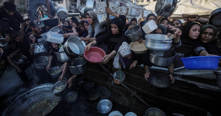 93 de palestinieni care asteptau sa primeasca ajutoare umanitare au fost ucisi de fortele israeliene acuza apararea civila din gaza 687df090e1171