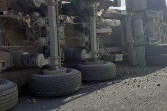 accident rutier la iesirea din slobozia un tir s a rasturnat in afara partii carosabile 6888ebdd4295b