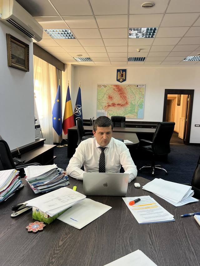 anunt cum vor fi taiate salariile directorilor de stat si cum vor fi dati afara mai usor angajatii incompetenti 686fb5645b2ee