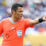 arbitrul care a dat mana cu trump calcat in picioare tradator de tara 6875fa82043ab