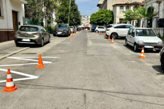 atentie soferi sens unic si parcare pe ambele parti pe strada mihail kogalniceanu din constanta 6880ae8e28533