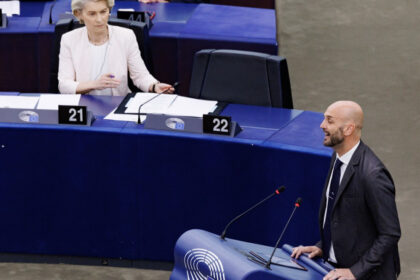 aur ironizat chiar de aliatii din parlamentul european la motiunea lui piperea unora le place sa piarda atat acasa cat si aici 686cf290b3df0