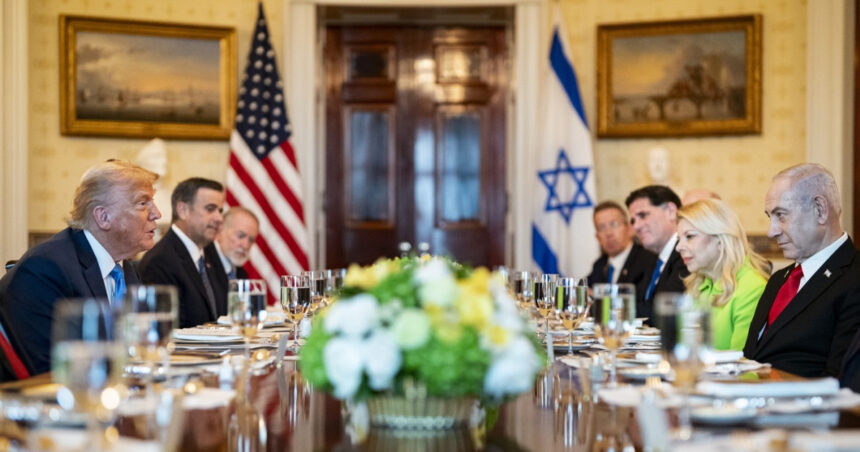 ce cadou i a oferit netanyahu lui trump in timpul vizitei sale in sua reactia presedintelui american e un lucru semnificativ 686cb7919587f