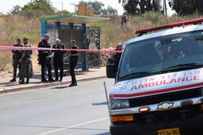 cel putin 8 raniti in israel dupa ce o masina a intrat in oamenii care asteptau intr o statie de autobuz 688209751a7aa