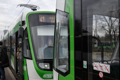 circulatia tramvaielor 41 si 25 a fost blocata dupa furtuna din bucuresti 68791f5d50495
