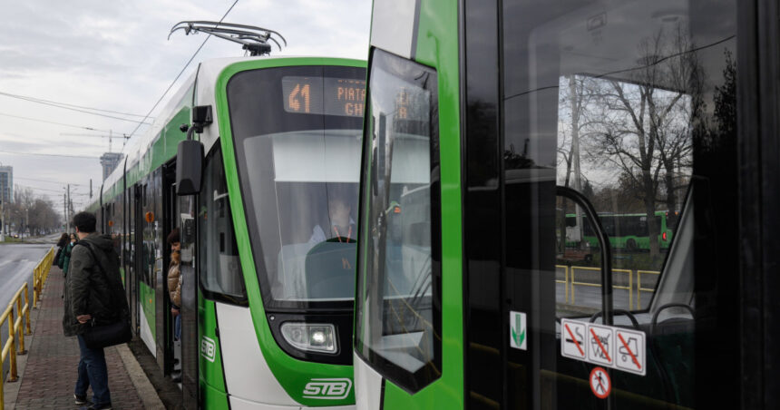 circulatia tramvaielor 41 si 25 a fost blocata dupa furtuna din bucuresti 68791f5d50495