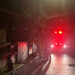 corbu 3 stalpi de electricitate au cazut peste un autoturism si au blocat strada principala din localitate 68796d42dcf3f