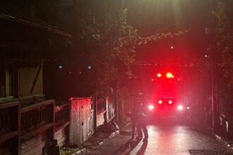 corbu 3 stalpi de electricitate au cazut peste un autoturism si au blocat strada principala din localitate 68796d42dcf3f