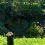 crater de 30 metri in maramures din cauza alunecarii de teren in zona unei foste mine de sare mai multe persoane evacuate din zona 687e75289b4fe
