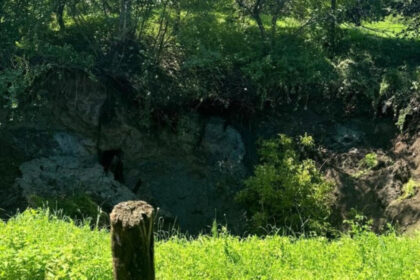 crater de 30 metri in maramures din cauza alunecarii de teren in zona unei foste mine de sare mai multe persoane evacuate din zona 687e75289b4fe