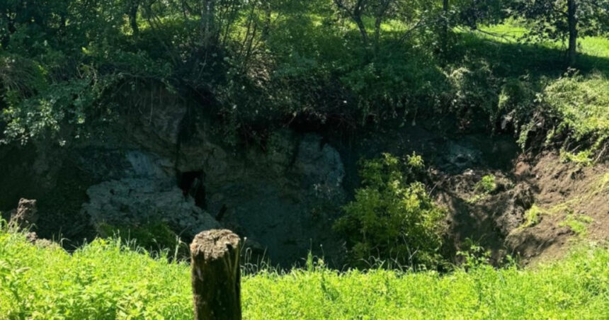 crater de 30 metri in maramures din cauza alunecarii de teren in zona unei foste mine de sare mai multe persoane evacuate din zona 687e75289b4fe