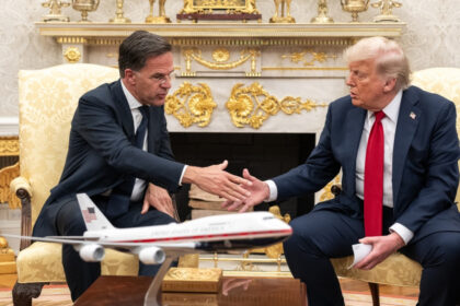 cum a poleit trump cu aur biroul oval mini versailles ul de la casa alba 687dddf1d7ced