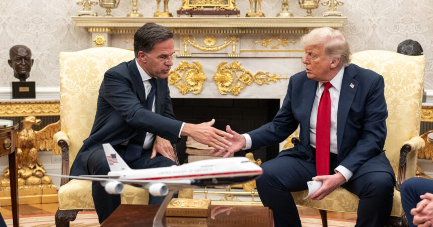cum a poleit trump cu aur biroul oval mini versailles ul de la casa alba 687dddf1d7ced
