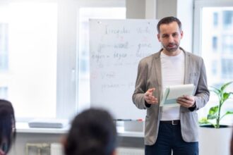 directorii de scoli contesta public legea bolojan petite online 14 ore de predare inseamna 35 zile pe saptamana cand mai facem management 686b88005d198