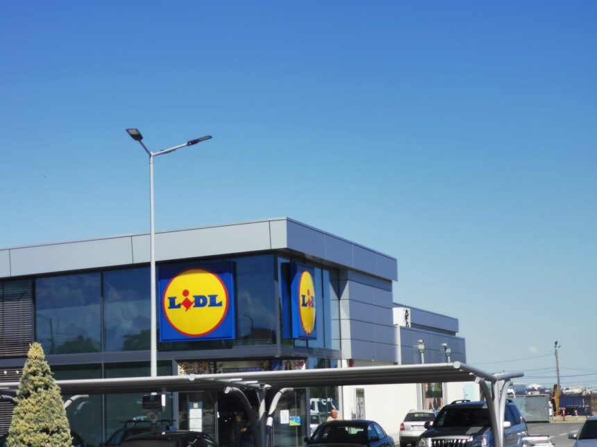 femeile prinse la iesirea din lidl ca le a crescut talia in timp ce erau la cumparaturi nemultumite de pedepse 687199e5be803