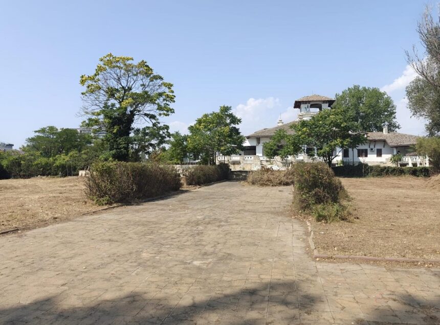 foto actiune de igienizare la vila regala din mamaia in curtea palatului reginei maria ce spune ministerul culturii 688b4fc328d71