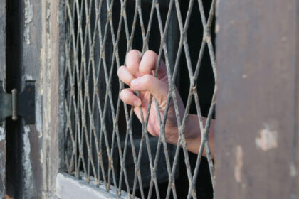 foto doi raniti in grecia intr un atac cu bomba la domiciliul unui gardian de penitenciar 6885209735175