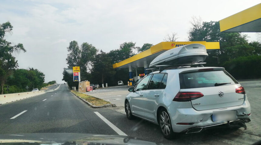 foto doua autoturisme s au ciocnit in zona podului de la neptun 6877c86c5a56f