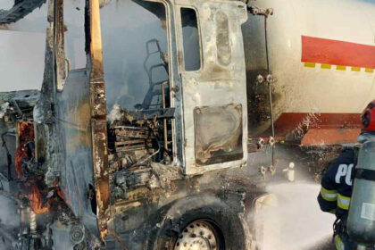 foto incendiu la o autocisterna incarcata cu gpl pe autostrada a7 traficul a fost blocat 6883b69e9d024