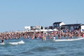 foto plajele din mangalia pline de turisti soare mare si aglomeratie in aceasta duminica caniculara 6886482c7245c