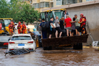 foto ploi si inundatii in china furtunile violente au ucis 30 de persoane si peste 80 000 au fost evacuate la beijing 688870bb65094