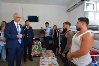 foto povesti din spatele gratiilor spuse de detinutii de la penitenciarul poarta alba ministrului justitiei radu marinescu ce i au reclamat oamenii demnitarului 687b1ebf046b0
