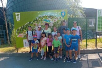 foto tabara gratuita pentru copiii din dumbraveni oferita in urma unei sponsorizari atrase de primarul comunei sunt foarte fericiti unii dintre ei au mers acum pentru prima data la munte 686d631d0c8ee