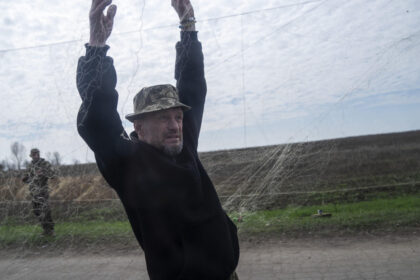 foto tehnologiile vechi si noi concureaza pe front cum pescuieste ucraina dronele rusesti cu plase 686c9d256a1e2