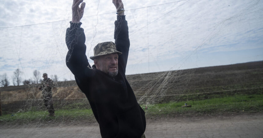 foto tehnologiile vechi si noi concureaza pe front cum pescuieste ucraina dronele rusesti cu plase 686c9d256a1e2