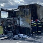 foto trafic blocat in totalitate pe un drum national dupa ce un camion a luat foc cabina cuprinsa de flacari imediat ce a coborat soferul 686fbb9f13362