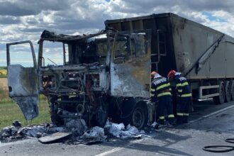 foto trafic blocat in totalitate pe un drum national dupa ce un camion a luat foc cabina cuprinsa de flacari imediat ce a coborat soferul 686fbb9f13362