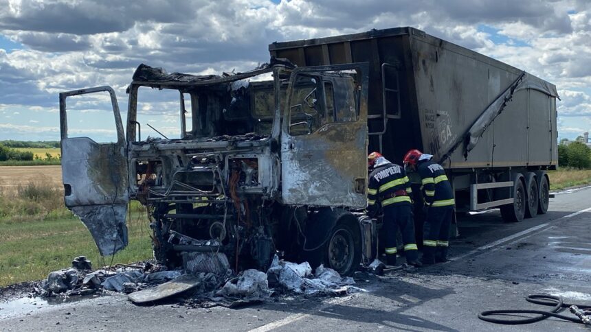 foto trafic blocat in totalitate pe un drum national dupa ce un camion a luat foc cabina cuprinsa de flacari imediat ce a coborat soferul 686fbb9f13362