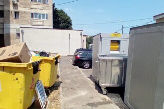 foto vandalism in constanta pe strada biruintei spune primaria eco insula nefunctionala inca luata cu asalt de gunoaie 68764cece10fd