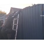 foto video presupusi dealeri de narcotice de pe piata din constanta prinsi de politisti stupefiantele ascunse in cele doua autoturisme ale unuia dintre suspecti 68824ba7113da