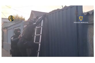 foto video presupusi dealeri de narcotice de pe piata din constanta prinsi de politisti stupefiantele ascunse in cele doua autoturisme ale unuia dintre suspecti 68824ba7113da