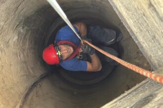 foto video s a dat alarma in valea nucarilor din judetul tulcea doi caini salvati dintr o fantana secata 687f9c9d1ece7