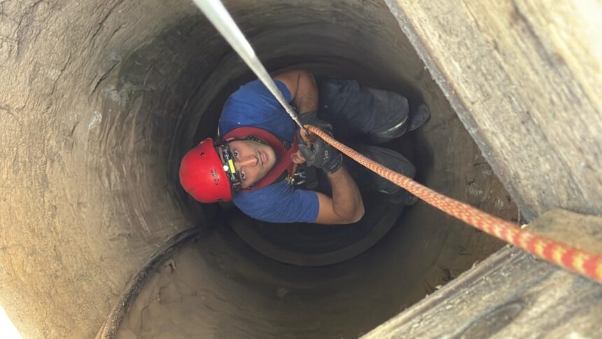foto video s a dat alarma in valea nucarilor din judetul tulcea doi caini salvati dintr o fantana secata 687f9c9d1ece7